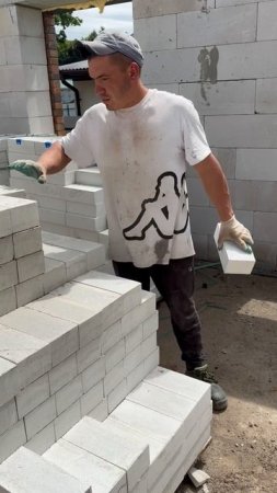 Прокаченный пацан затаривает кирпич.