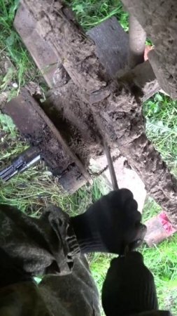 Фиксирую шпильки на разбитых посадочных местах ступицы УАЗ для выкручивания