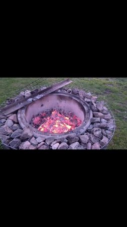 Дачный очаг из бетонных колец и габиона.