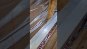 1000028546.mp4 (Собака наблюдает за устройством плоскости каркаса в ванной комнате дома А-фрейм)