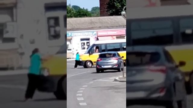 В Мерефе Харьковской области мать тщетно пыталась остановить бус ТЦК с мобилизованным сыном внутри.