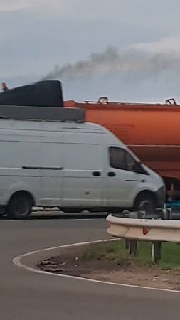Американские грузовики везут бочки с топливом