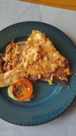У меня сегодня рыбный день: камбалу с кабачком и морковью под сыром запекла