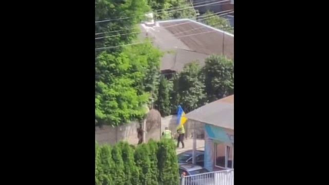 Хмельницкий_ Доброволец пырнул ножом нескольких палицаев при попытке усадить его в бус