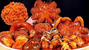 Тушеные кальмары и морские ушки с соусом,  осьминог и креветки, грибы шиитаке и вешенки и белый гриб