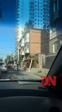 Столб рухнул на остановку в Ростове на Черевичкина.