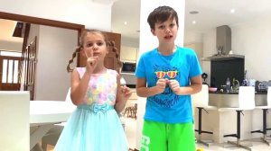 Мистер Макс Макс и Катя играют в прятки с котятами