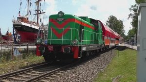 Тепловоз SM42-523 с пригородным поездом
