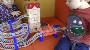 Рома и Диана ★ Трекдорога с Машинкой и Домиком-Распаковкой Детского Трека-Игры Распаковка игрушечног