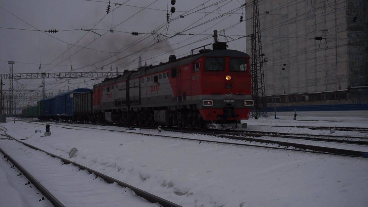 Тепловоз 2ТЭ10М-3087. Неспешное отправление.