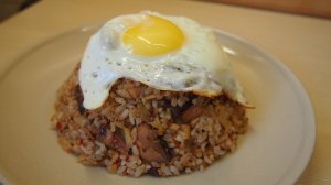 Традиционная корейская кухня: Чамчи кимчи поккымбап (참치김치볶음밥) или жареный рис с кимчи и тунцом