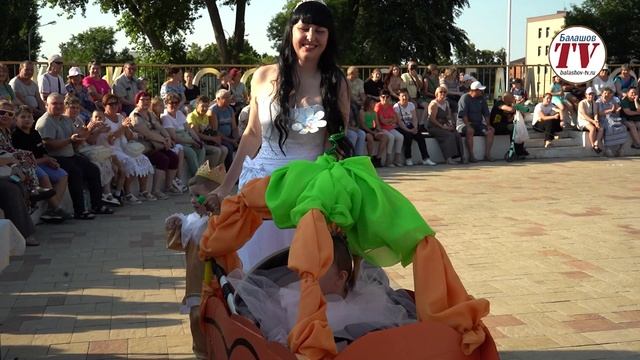 В БАЛАШОВЕ ПРОШЕЛ СЕМЕЙНЫЙ ПАРАД КОЛЯСОК