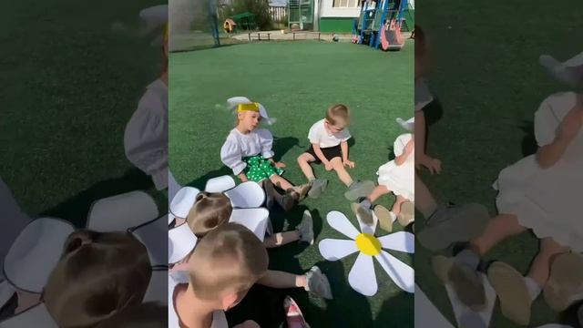 "Ромашка — это солнышко в руке,
Я загадаю мир на всей земле..."