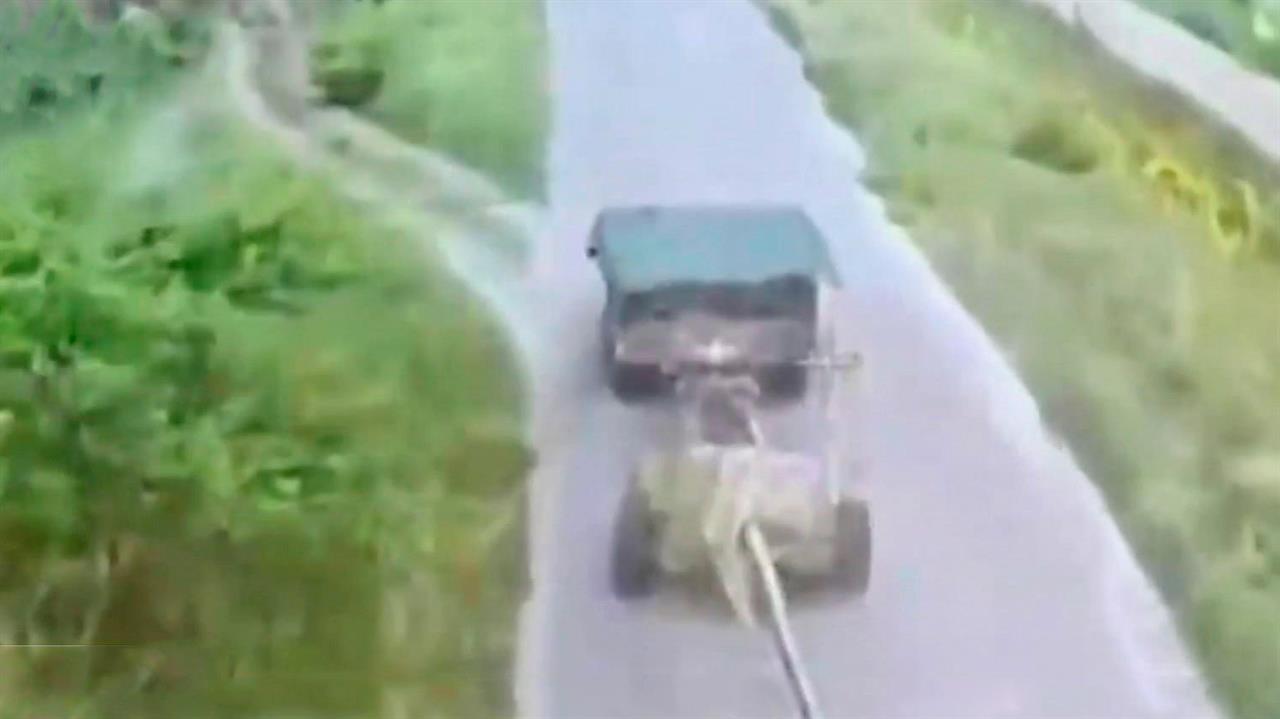 Дрон превратил в металлом Humvee и гаубицу ВСУ в Харьковской области: видео