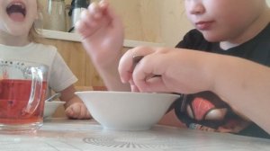 дети кушают пельмени