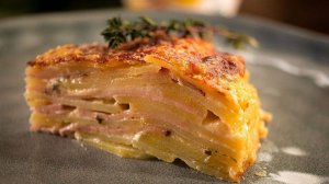 Картофельный гратен с сыром и копчёной ветчиной