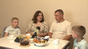 Сотрудники полиции Красногвардейского района поздравили семью коллеги с Днём семьи, любви и верности