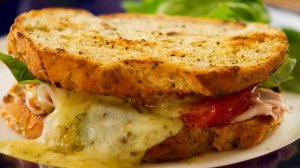 Сэндвич с жареным сыром и ветчиной