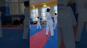 Белый пояс, жёлтая полоска