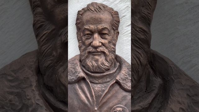 Памятник за 1.5 миллиона рублей установили на могиле Артура Чилингарова  / Новодевичье кладбище