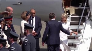 Супруга Эммануэля Макрона при выходе из самолета предпочла руке президента поручень