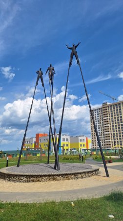 Люди на ходулях  Арт объект на Бульваре оптимистов Рязань