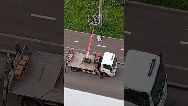 08.07.25. утро в 05:30 ... зарисовка работы на опоре уличного освещения под моим окном