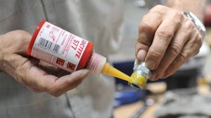ГЕРМЕТИЗАЦИЯ РЕЗЬБЫ, КОГДА НЕТ КЛЮЧЕЙ И ПРОКЛАДОК.