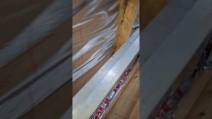 1000028547.mp4 (Собака наблюдает за устройством плоскости каркаса в ванной комнате дома А-фрейм)