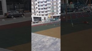 гуляю с друзьями и братом 😎
обувь порвалась 😢 мне дали ремня 😭🥺