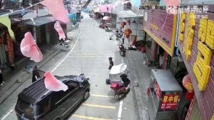 Крепкий китайский подросток покатался на заднем колесе