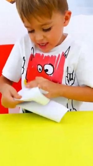 Ники издевается над Владом, играя с магическими смешными масками!