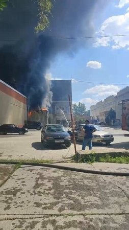 По улице Орская сегодня горели склады и офисное здание. В настоящее время огонь потушен. 🔥