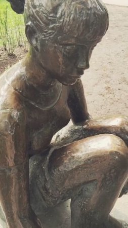 "Рисующая девушка" - скульптура в Александровском парке, ст. метро "Горьковская"