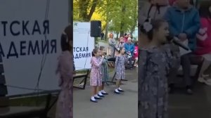Какие молодцы! Прекрасно исполнили песню из советских времён! Отличная работа!