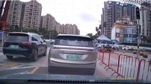 Строительный кран в Китае упал на проезжую часть