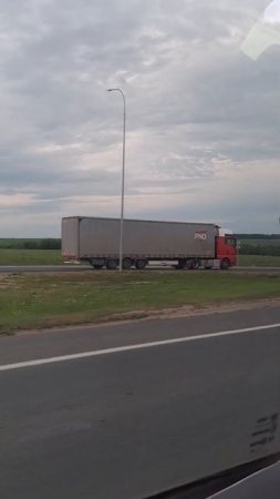 Большой грузовик Ман фура останавливается на дороге