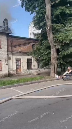 По улице Свободы горел нежилой дом. 🔥