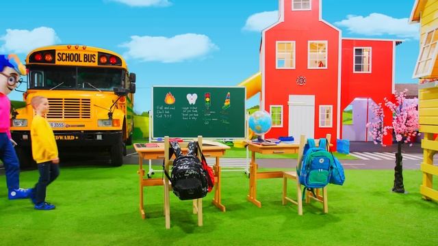 Игрушечная спортивная машина, эвакуатор и полицейская машина спешат на помощь 🚔 Развивающие игрушки смотреть онлайн