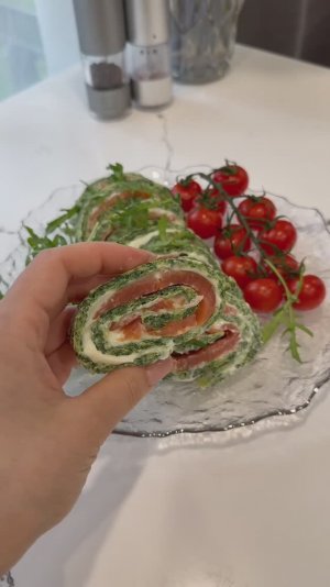 Красочный шпинатный  рулет форелью