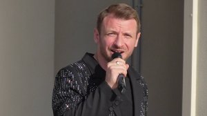 Певец поёт песню, песня: Небо на ладони