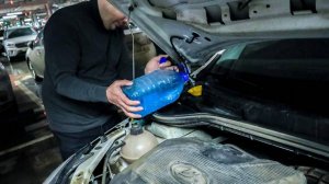 Автоэксперт указал на вред использования воды вместо омывайки