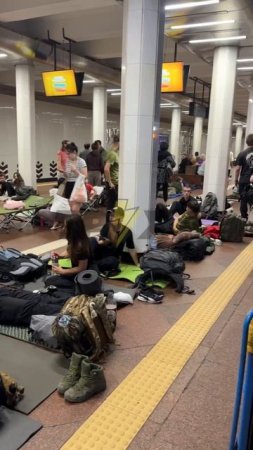 Киев, ночуют в метро