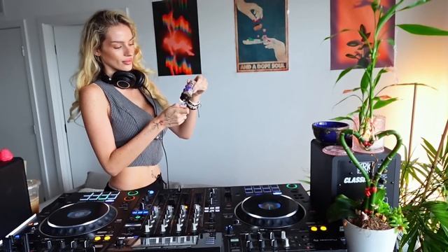 Sunset House Sessions  1 Hour of Feel-Good Grooves 🌞 смотреть онлайн