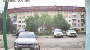 Женщина за рулём сдавала задом и вытолкнула под горку припаркованную машину  в Кургане