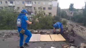 Добровольцы Гумкорпуса Югры отремонтировали крышу над квартирой пенсионерки в Курахово