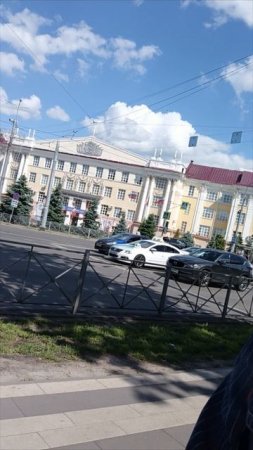все сигналят почему?а..