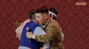 Трогательный момент на фестивале: брат-военный вернулся с СВО ради свадьбы сестры