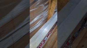 1000028534.mp4 (Собака наблюдает за устройством плоскости каркаса в ванной комнате дома А-фрейм)
