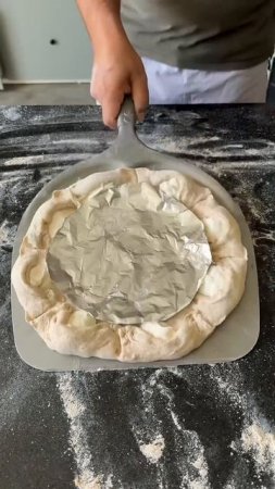Пицца с колбасой коппа, грибами шиитаке, моцареллой, каштановыми орехами кешью и рикоттой 🍕